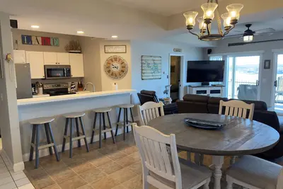 Image de Vue imprenable! Emplacement idéal, magnifique, 3br, condo au bord du lac avec 2 piscines