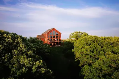 Image de Chalet sur la rivière Big Sioux avec un bois de 100 acres.
