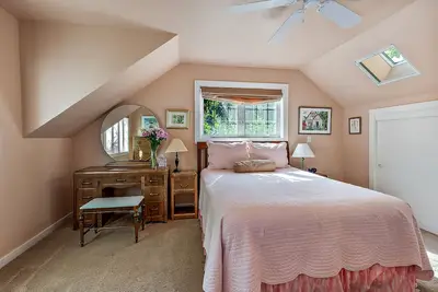 Image de The Maple Apartment at Tudor House Locations de vacances