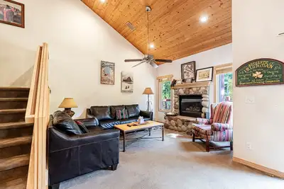 Image de Open Summer Layout - Spacieux Townhome Steamboat avec bain à remous privé.