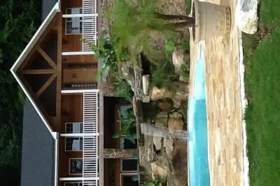 Image de Piscine de luxe au bord du lac, hangar à bateaux avec ponton Rrental