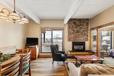 Image de Super Condo Steamboat avec beaucoup de commodités et emplacement estivale commode.