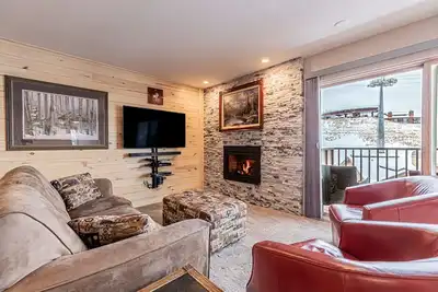 Image de Condo Steamboat magnifiquement mis à niveau avec bain à remous extérieur!
