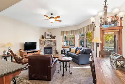 Image de Private Townhome Summer - Minutes Townhome de Luxe Loin du Centre-ville!