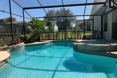 Image de 3 chambres, 2 salles de bain, superbe piscine, avec vue imprenable et salle de jeux