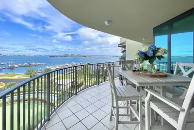 Image de Condo au bord de l'eau au 4ème étage avec piscine intérieure, rivière lente, bain à remous, cuisine