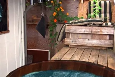 Image de Retraite romantique. Tremper dans le bain à remous ou s'allonger sur le lit mezzanine; écoute le surf.