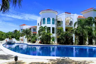 Image de Luxe 3 chambres Ph près de l'océan avec terrasse privée.