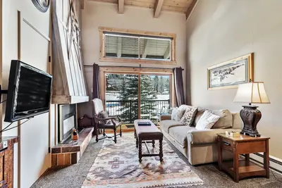 Image de Magnifiquement Rénové Studio Avec Loft et Great Steamboat Location!