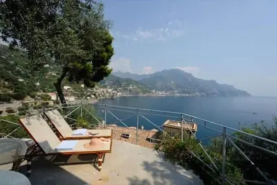 Image de Maison Oliver avec une vue imprenable sur la mer sur la cĂ´te amalfitaine