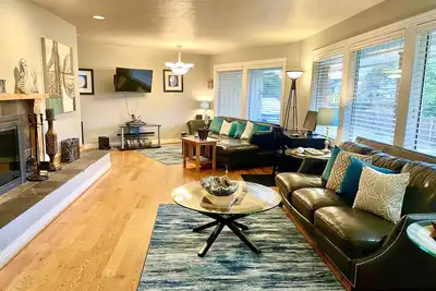 Image de Superbe exécutif Beach House w \/ Fire Pit sur le fleuve