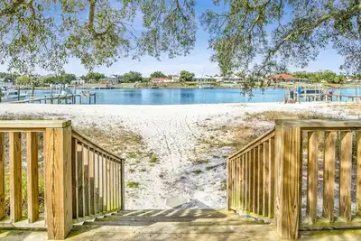 Image de 27 juillet-4 août Ouvert! ~ Beach House! 4 ch, bord de l'eau, plage privée, pour 8 personnes