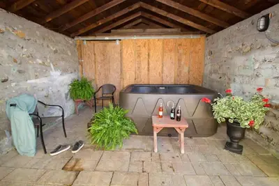 Image de Chalet romantique ~ ~ Hot Tub pied de la ville ~ Wi-Fi ~ ~ Animaux