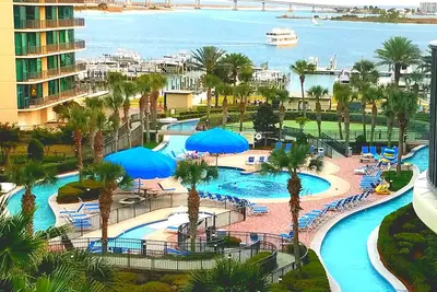 Image de Ishfish, Piscines Naturelles / EXTÉRIEURES De Natation, Hot Tubs, Lazy River / Couverture D'Eau, Bateau Libre<br>
