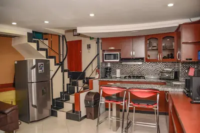 Image de 2 chambres au rez-de-chaussée Ac, bain à remous. 6 pâtés de maisons de Lleras. 40 Mo de wifi, 3 téléviseurs.