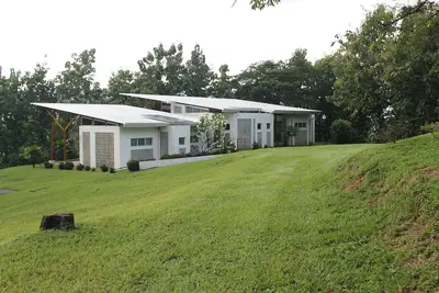 Image de Maison isolée au sommet d'une montagne avec la nature tout autour