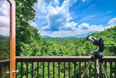 Image de Une cabine romantique isolée avec vue sur la montagne, un bain à remous et un foyer au bois!