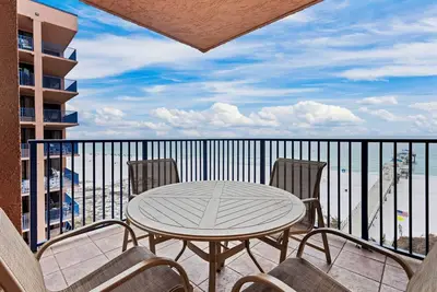 Image de Condo de luxe avec Million $$$ Vue sur le golfe et la jetée privée!