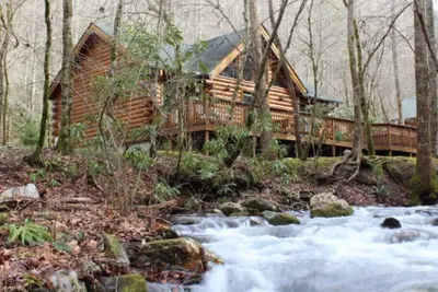 Image de Ruisseau Mountain Front Cabin avec jacuzzi.