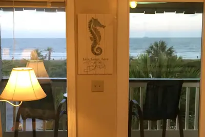 Image de 3ème étage face à la mer avec balcon privé, piscine et jetée