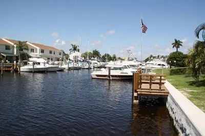 Image de Village riverain privé près de la plage, familial et convivial, quai privé, tiki