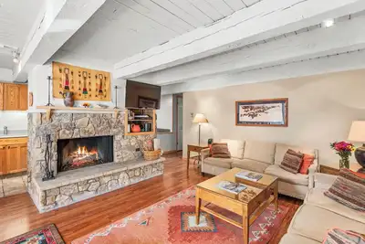 Image de Meilleure offre à Aspen garantie! Dernier étage, Duplex, Riverfront, Piscine, navette gratuite