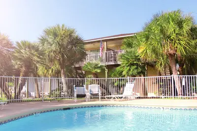 Charmimg Port Aransas Condo 2br 2bth donnant sur la piscine et les jardins tropicaux