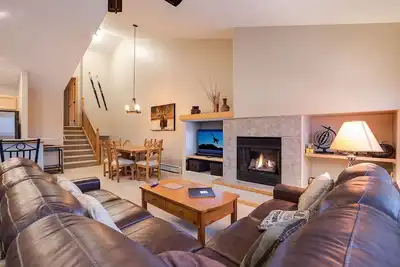 Image de Spacieux Steamboat Town Home Avec Shuffleboard & Spa Extérieur!