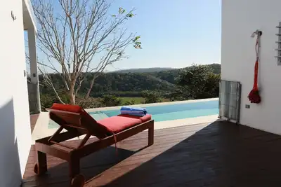 Image de Belle maison moderne avec une vue panoramique impressionnante et une piscine pour les amoureux des oiseaux