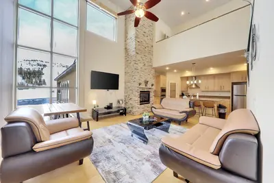 Image de Spacieux condo de 2 étages avec jacuzzi sur terrasse privée face aux ascenseurs. Profitez de la vue sur vos 2