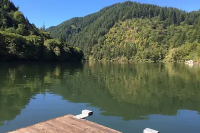 Image de Nager, pêcher, se détendre - Riverfront Cozy 2bd Cabin sur la rivière Umpqua clôturé 1. 5 acres