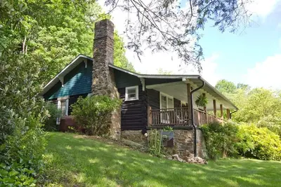 Image de Log Cabin ~ ~ Hot Tub- pied de la ville ~ sur Appalachian Trail ~ wi-fi ~