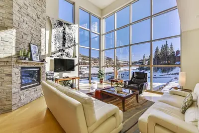 Image de Grand condo moderne avec une vue magnifique! Détendez-vous autour de la cheminée après une journée de jeu sur le mont