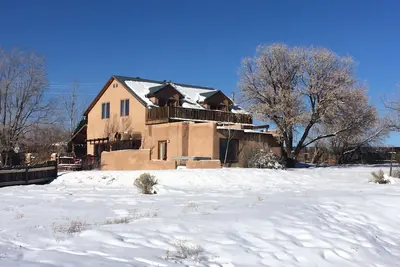 Image de Blue Bird Farm - Spacieux élégant 5 chambres / 3 salles de bain Taos Farmhouse avec Ac