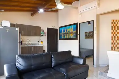 Image de 1 chambre à coucher Ac, bain à remous 3 blocs Park Lleras 10 Meg Wifi.