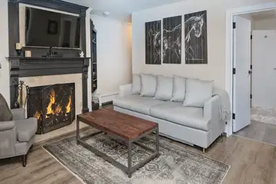 Image de Ce condo récemment rénové au coeur de Lionshead 75 verges de la télécabine!