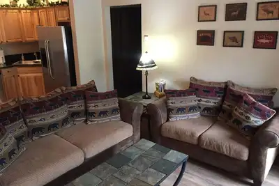 Image de Emplacement privilégié! 1br Plus bain à remous privé, garage, foyer et laveuse / sécheuse
