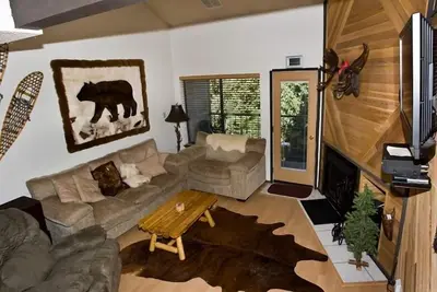 Image de Confortable condo de ski sur deux étages. Facile à pied du parc et de l'étang de Bristlecone. Profiter t