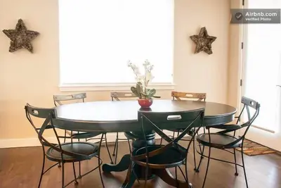 Image de Lumineux 5br w / salle de jeux et un bain à remous à proximité des sentiers de vélo, golf, ski, le centre-ville