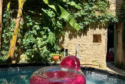 Image de Maison de Village Bijou Avec Piscine chauffée Dans Tranquil Courtyard Gardens