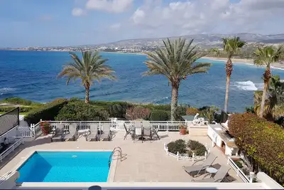 Image de Un front de mer villa de luxe indépendante avec piscine chauffée et vue imprenable