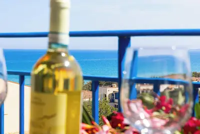 Image de Appartement lumineux avec vue mer à 150 mètres de la plage wi fi location de voitures