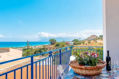 Image de Appartement Typique À 150 MÈTRES De La Location De Voiture Mer Wifi