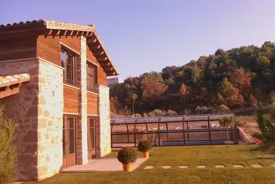 Image de maison de campagne avec piscine privée, 4 chambres, toutes avec salle de bain, 8-12p