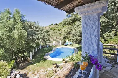 Image de Belle maison Rocabella entourée d'oliviers située dans les montagnes