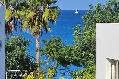 Image de \"Nid\" en bord de mer: avec amour + appartement de vacances très bien meublé