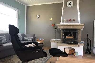 Image de Maison individuelle sur un grand terrain ensoleillé, chiens autorisés à quelques mètres de la mer