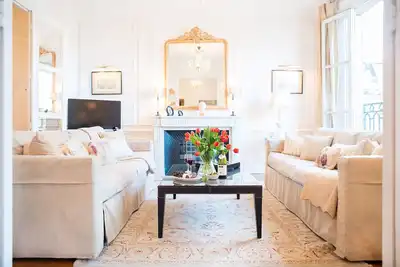 Image de Vente! Découvrez la vie parisienne opulente avec des vues étincelantes sur Eiffel