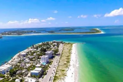 Image de St Pete Beach Island Maison-étapes à la plage- comprend 2 vélos, wifi, chaises de plage