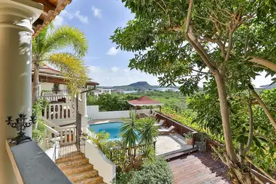 Image de Luxueux 5000sq Luxe Villa privée avec piscine, des vues spectaculaires et Gameroom